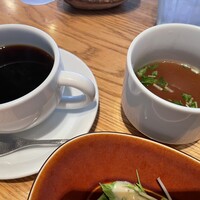 ウォルプタス 東京駅グランルーフ店 - 月替わりの平日パスタランチ1452円　スープとコーヒー　　　　週末ランチの場合は、前菜とスープ付きとのこと。店員さんも丁寧。
