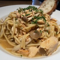 ウォルプタス 東京駅グランルーフ店 - 月替わりの平日パスタランチ1452円　グリルサーモンとしめじ　焦がし醤油バター　モチモチパスタで良い感じ。