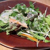 ウォルプタス 東京駅グランルーフ店 - 月替わりの平日パスタランチ1452円　サラダ