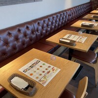 ウォルプタス 東京駅グランルーフ店 - 店内　この写真ではわかりませんが、窓も広く開放感あるお店です。東京駅の上にあり目立たないからか、空いていて穴場。