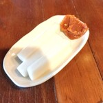 手打ち蕎麦 匠 - お通しの大根スティックと蕎麦味噌