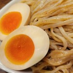 麺や 紡 - 存在感を放つ煮卵