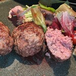 三膳世界 琳 - ハンバーグは3つ。ひとつずつ焼いてお皿に運んでくれます。