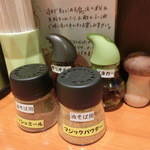 麺ダイニング ナンバーナイン 09 - 卓上調味料！油そば食いたくなるね