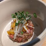etroit - アミューズ。千屋牛と黄桃。千屋牛のレア感でお肉の味が凄い感じられる一品