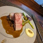 etroit - 豚ロースト
      ヒラタケやマイタケを使用したソース。柔からお肉に美味しいソース！！