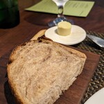 etroit - 自家製パン（お代わりOK）にとうもろこしを練り込んだバター。めちゃバターが甘じょっぱく美味しく丸丸二個食べてしまった(笑)パン二個頂きました！！このパンも美味しい！