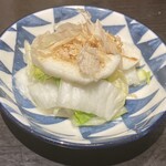 八尾炭火焼鳥わっちょい - お通しの浅漬け