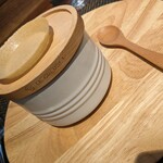 etroit - 薄いパリパリした取り皿に入れて、お皿ごと食べれるという！