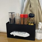 沖縄そば まるかみ - 魚粉（かつお）一味、七味、コーレグース