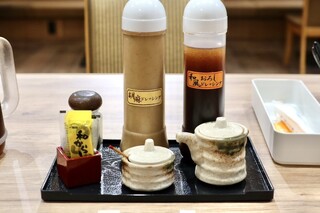 Katsu Masa - 卓上の調味料