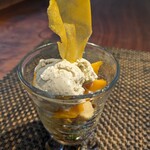 etroit - マンゴーパフェ。さんぴん茶のアイスが濃厚まったりで甘くて美味しい！！マンゴーも高級マンゴー使用、美味しい(≧∀≦)