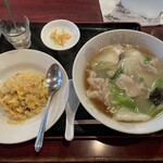 精華楼 - 　【日替わり定食930円】
            　（豚肉白菜あんかけソバ＋半炒飯）