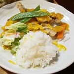 キッチン ブルー グローブ - タカサゴを１つ食べて、ご飯、サラダを乗せます