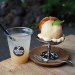 スケマサ コーヒー - まるごと白桃シュー（920円）桃ネクター（700円）