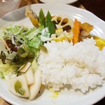 キッチン ブルー グローブ - 最後はご飯、サラダ、お新香、全てのソースを掛けます