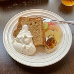 バルバルキッチンアメリ - シフォンケーキ(¥550)
      ふわふわな食感が楽しい。甘さ控えめなケーキの美味しさだけでなく、添えられたフルーツも抜群の美味。