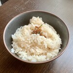 バルバルキッチンアメリ - 毎度のごはん
      今日はゆかりではなくカツオふりかけ付き