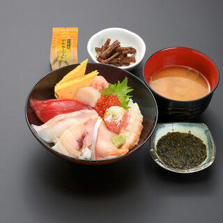 新鮮で活きのいい魚を生け簀から！お子様にもお喜び頂いています