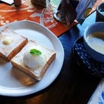 ソラSea土 - 料理写真:アカシヤのハニートーストとホットコーヒー（ソラSea土スペシャル）