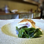 meek - ◆前菜・・蒸し鶏とツルムラサキ風のお野菜に少し辛めのソースがかけられています。