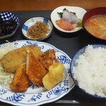 花のや - ミックスフライ定食と、ミニお刺身セット(800円＋100円、参考画像)