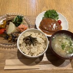 Imakoko Kitchen Merrymomo - 日替わりのランチ。大豆ミートを使ったビーガン料理ですが、味も良い。