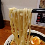 俺の中華たなか家 - ウェーブした自家製麺に紅色スープが絡んできます♥