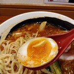 俺の中華たなか家 - 味玉リフト⤴️こちらも紅色(*´艸｀*)