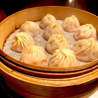 京鼎樓 HANARE店 - ノーマルな小籠包の他、烏龍茶小籠包や蟹肉小籠包、辛辣小籠包、XO醤小籠包、フカヒレ小籠包と種類も多く、それぞれ美味しいけど、ノーマルの小籠包も十二分に美味しいです！