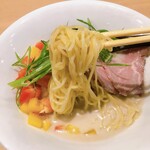 ホルモンらーめん8910 - 麺も美味！