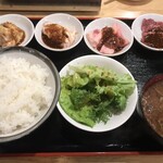 大衆ホルモン・やきにく 煙力 - 選べる焼肉ランチ(左からホルモン・鶏とろ・ハラミ・カルビ)