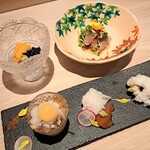 Nihon Ryouri Tsumugu - お造り
      ・鱧湯引き3種盛り
          玉ねぎゼリー
          醤油ムース
          岩塩とすだちスライス
      ・鯵のハリハリ酢の物
      ・北海道のうに&
          自家製のりの佃煮