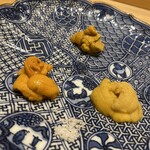 鮨 さいとう - 食べ比べセット。赤ウニ好きだが本日は馬糞に軍配