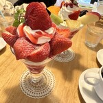 ホットケーキパーラー フルフル 赤坂店 - 大粒イチゴのパフェ 2,500円