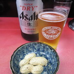 前橋飯店 - 料理写真:瓶ビールと落花生