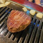 焼肉の浩養園 - イチボステーキが焼けてきました！