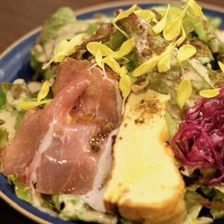 ランチはボリューム満点のサラダ付き