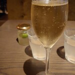 SMOKE DOOR - スパークリングワインとデトックスウォーター。デトックスウォーター、がっつりめにフルーティー。