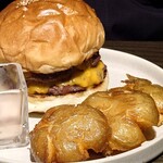 SMOKE DOOR - チーズバーガーの付け合せのフライドポテト、思ってたんと全然違うけど、カリッとしてて美味しい