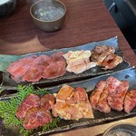 肉匠　牛虎 あびこ店 - 手前、焼肉ランチ。奥、肉匠ランチ。