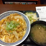 吉野家 - 親子丼 547円(税込) ＋ お新香・味噌汁セット 195円(税込)(2023年8月24日撮影)