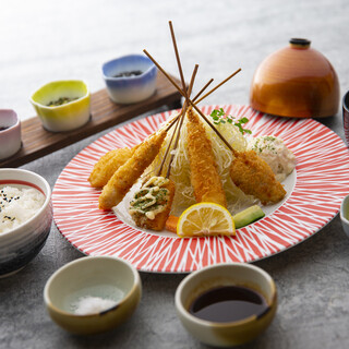 午餐有油炸串、炸猪排、生鱼片等多种选择，适合您的心情。