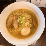 216896330 - 塩ラーメンは、少し濁ったスープです