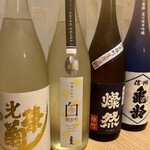 Machiya Kappou Okage - 日本酒は季節ごとに変わります。旬の食材を使ったお料理に合う、辛口メインのラインナップ。