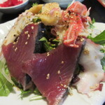 Oishii Daidokoro Juunikagetsu - かつお刺しとタコ、かにかまがのった、海鮮和野菜サラダ