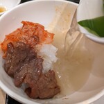 焼肉 ぎゅーとん - ご飯に最後の上カルビ・キムチ、山葵を載せ、出汁を投入してお茶漬けに