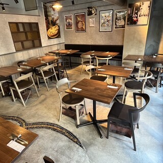 現地の雰囲気漂う、気軽に立ち寄れるアットホームな店内