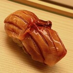 鮨おばな - 閖上の赤貝です。解禁したばかりなので身が薄く、内側に紐を忍ばせます。噛めば噛むほど昆布のグルタミン酸の旨味が爆発します