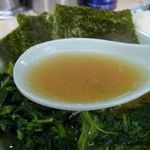 武蔵家 - スープは鶏油を効かした豚骨醤油と家系お馴染みの味。